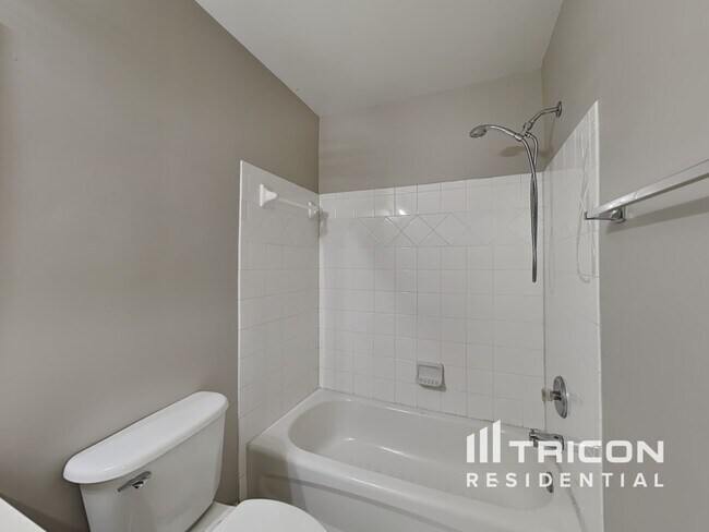 Building Photo - 716 Parkside Dr