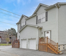 Building Photo - 2 BD Townhouse in Downtown Charleston- 1st...