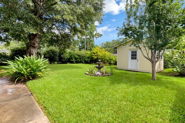 Building Photo - 319 Tanglewood Rd