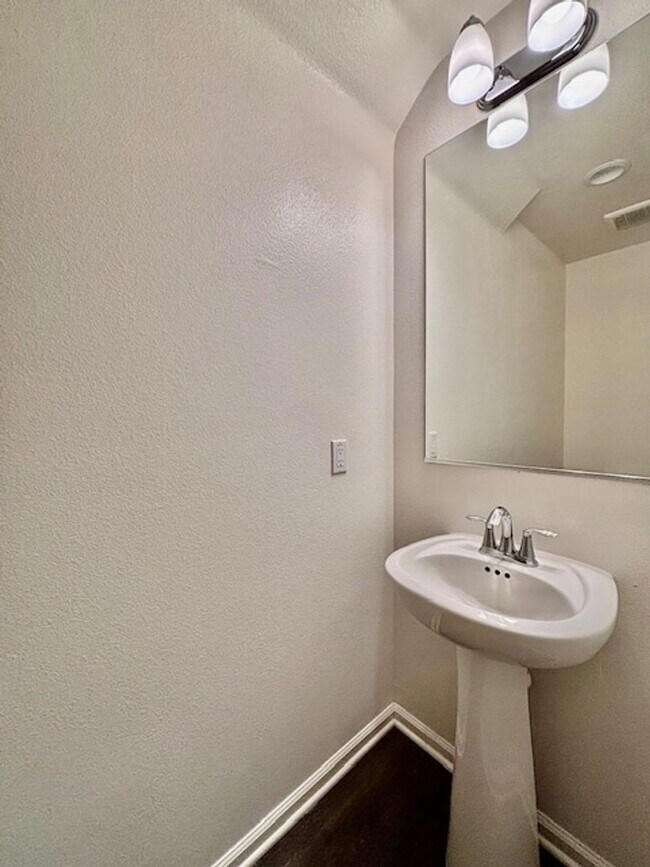 Building Photo - Welcome home to this beautiful Murrieta Town Home!