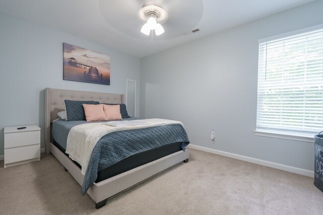 Building Photo - MOVE IN READY 3 Bedroom in the Heart of No...