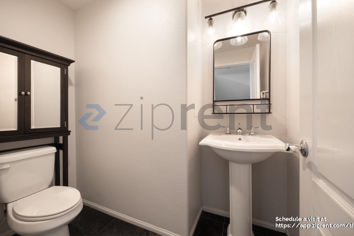 Building Photo - 3048 Beachwood Blf Wy