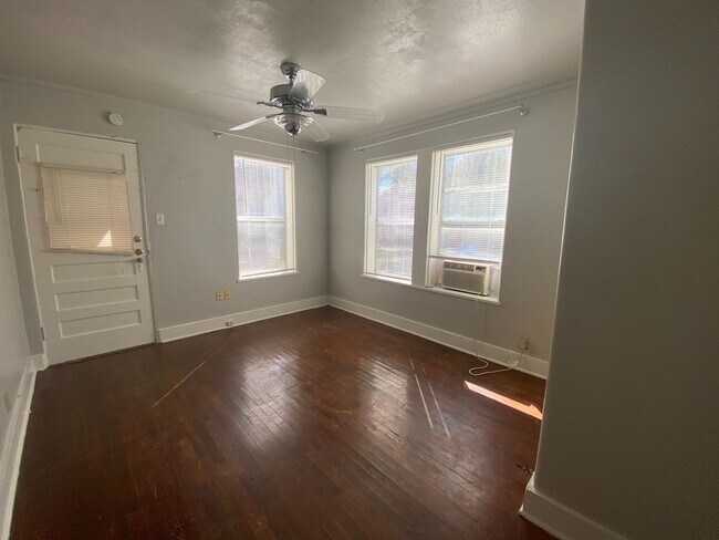 Building Photo - Ave G-5009