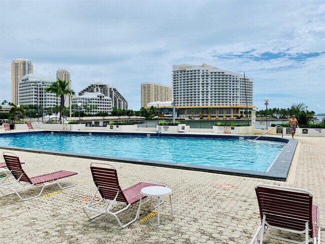 Building Photo - 801 Brickell Bay Dr