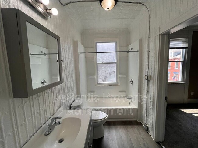 Building Photo - 1104 Brabec St