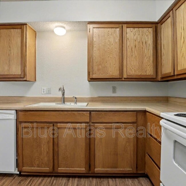 Building Photo - 7016 Lincoln Dr