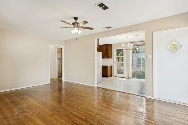 Building Photo - 1405 Broadmoor Dr
