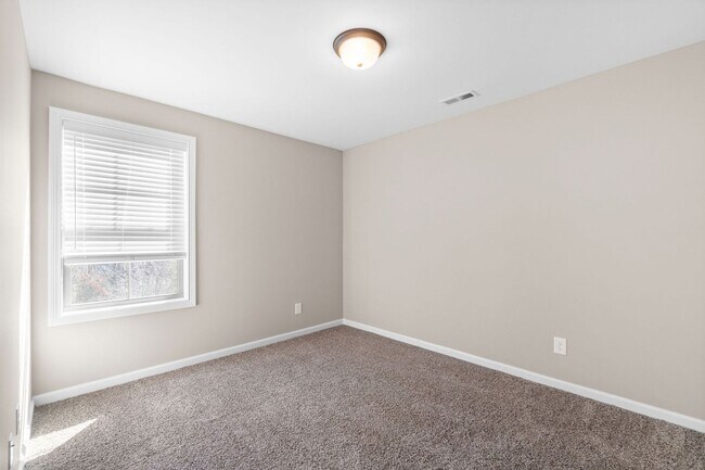 Building Photo - Pet Friendly Four Bedroom!