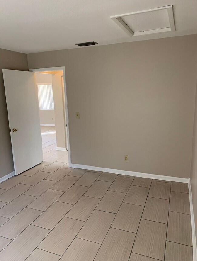 Building Photo - Upgraded 1 Bedroom Top Floor Unit in Winte...
