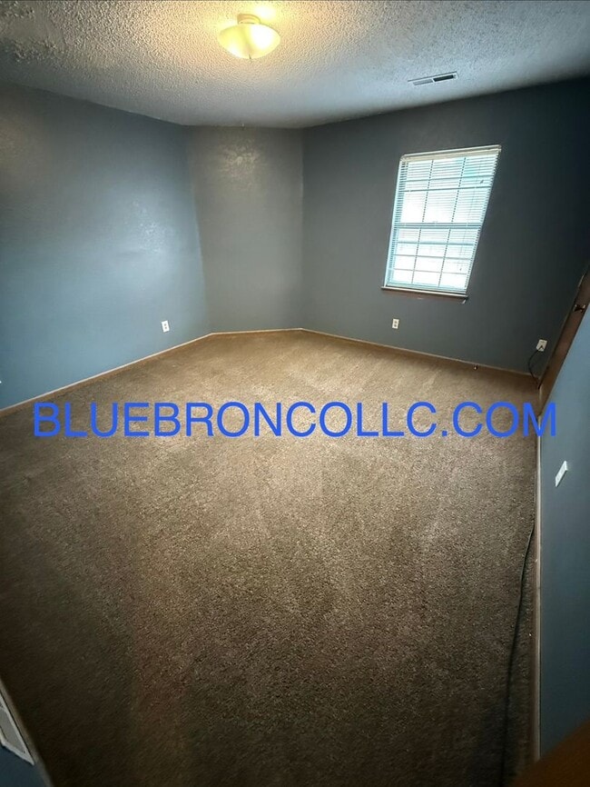 Building Photo - Updated unit with fresh paint and modern finishes!