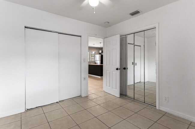 Building Photo - 709 SW 13th Ave