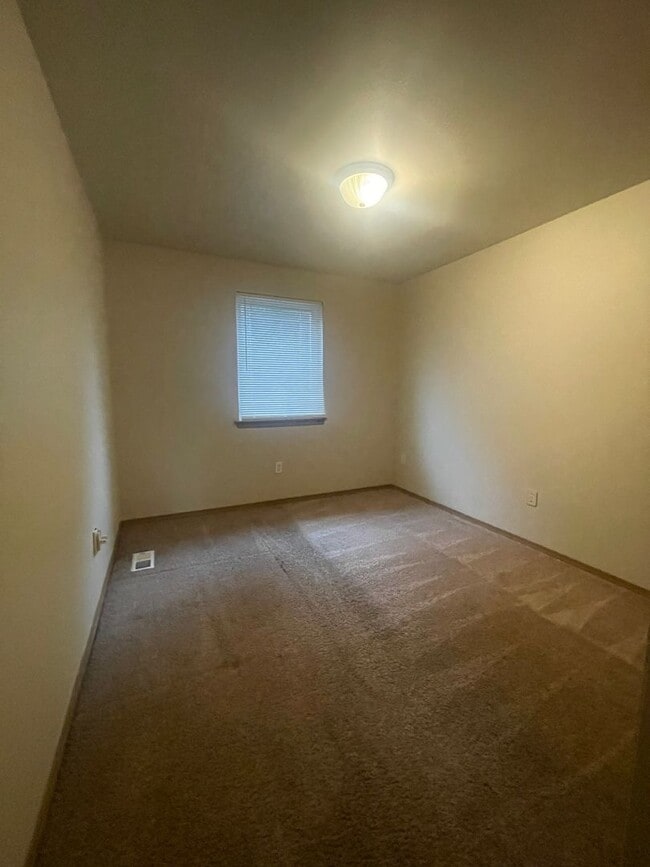 Building Photo - Fabulous 3 bedroom home