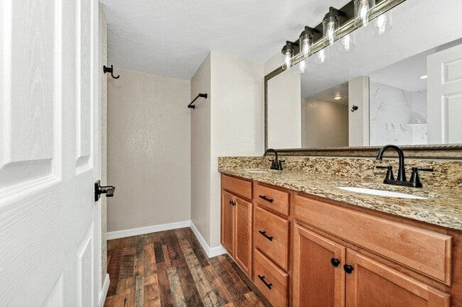 Building Photo - 2954 Sadina St