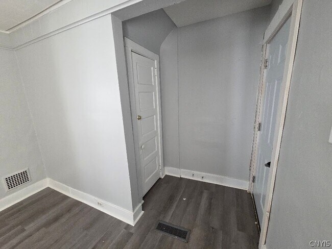 Building Photo - 112 Gale Ave