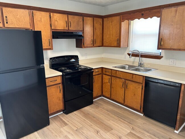 Building Photo - 120/122 Deer Creek Dr