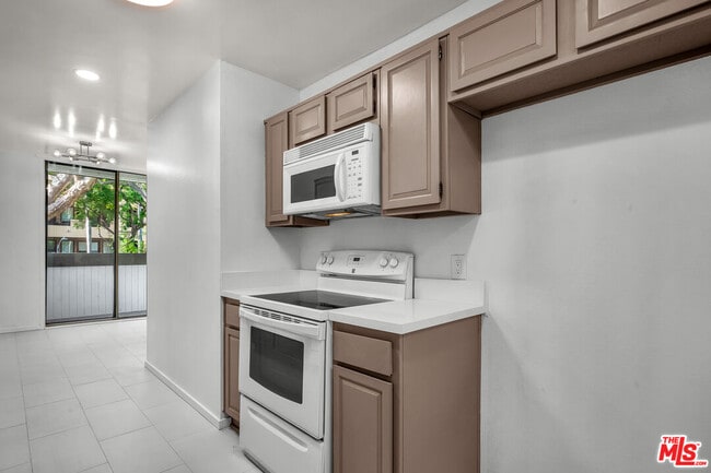 Building Photo - 406 N Oakhurst Dr