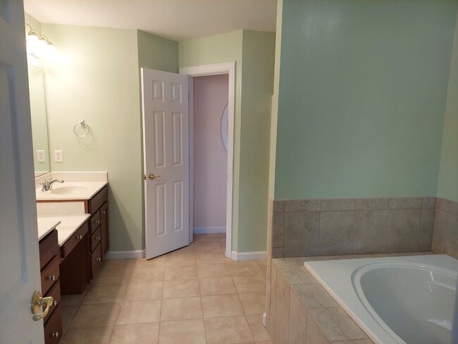 Building Photo - 3 Bed 2.5 Bath Townhouse