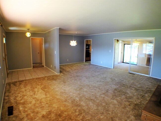 Building Photo - 226 W 6th Ave