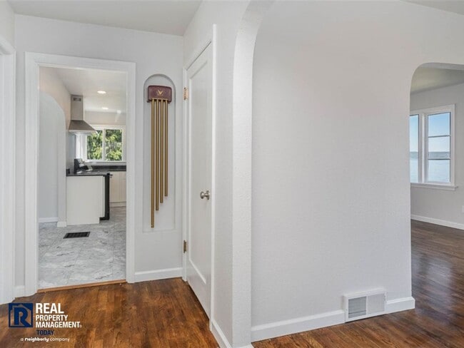 Building Photo - Rare Brown’s Point Beachfront Living – Stunning 3 Bed / 2 Bath Home!