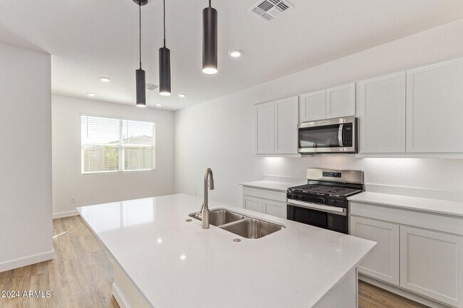 Building Photo - 15371 W Smoketree Dr