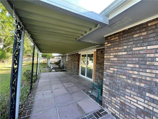 Building Photo - 214 River Oaks Dr