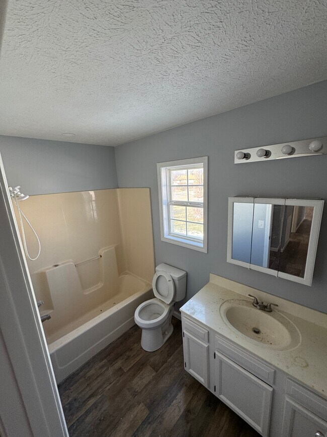 Building Photo - 1211 Redbud St