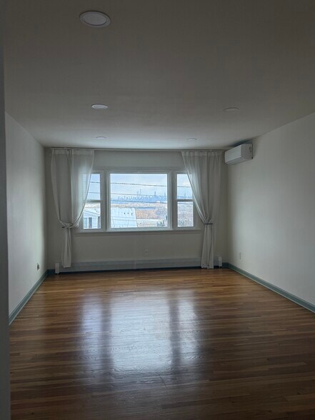 Building Photo - 724 6th St