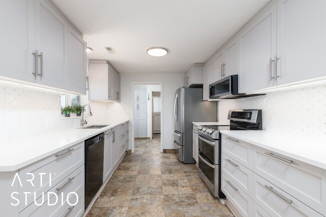Building Photo - 983 Westwood Dr