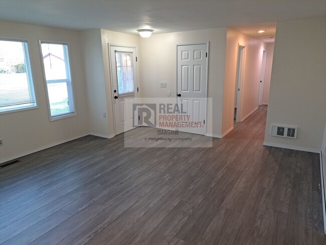 Building Photo - Newly Updated 3 Beds, 2 Bath Home on Quiet Street