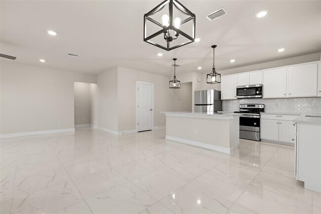 Building Photo - 9256 Royal River Cir