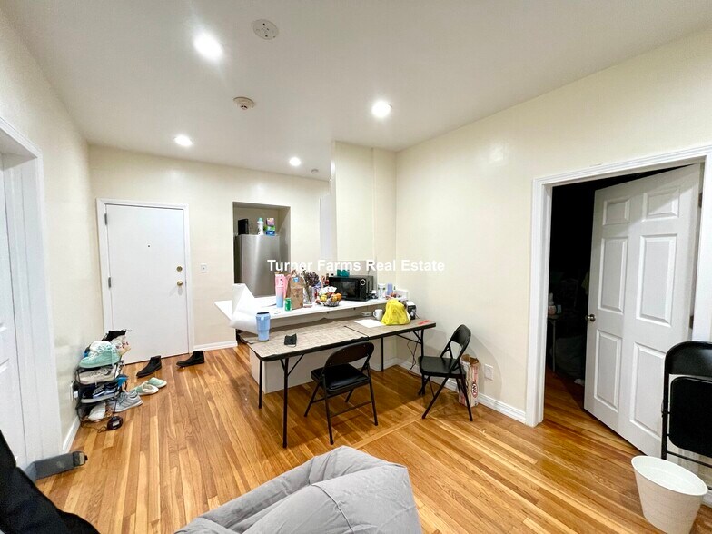 Building Photo - 879 Beacon St