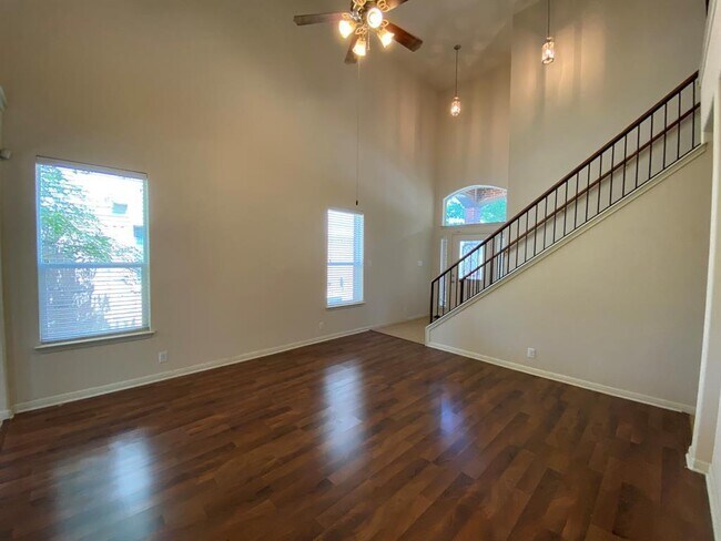 Building Photo - 2221 Nestlewood Dr