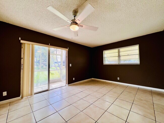 Building Photo - 300 Camden M