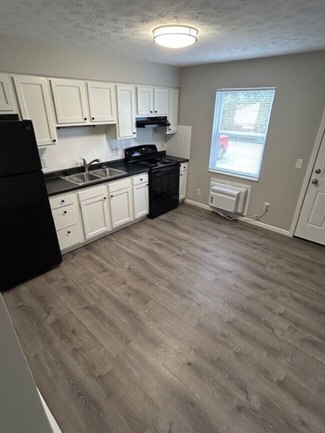 Building Photo - Spacious 2-Bedroom Living in a Quiet Commu...