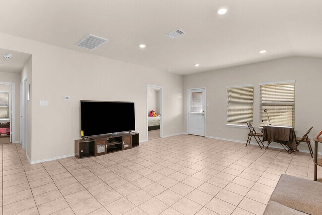 Building Photo - 4-bedroom 2-bathroom house!  Close to Fort Hood!