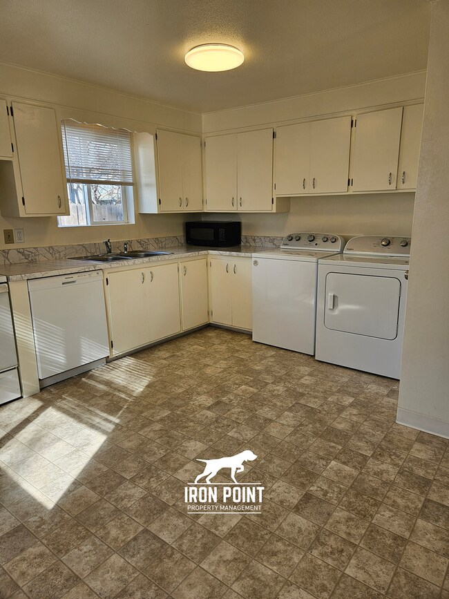 Building Photo - North Boise Duplex w/2 beds, 1bath, W/D, and Covered Parking