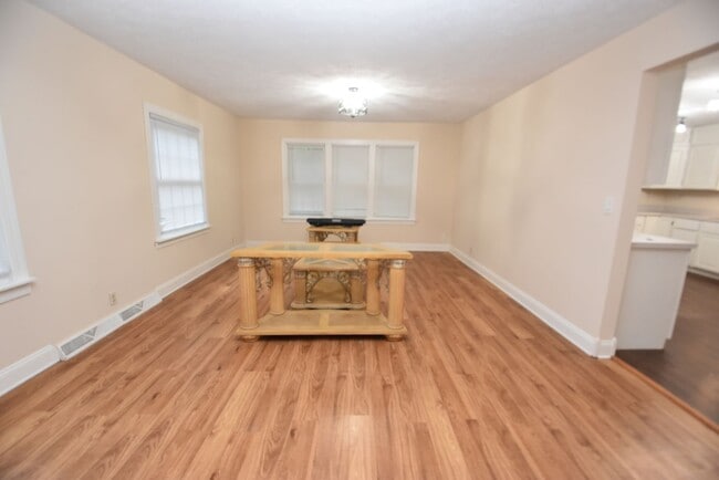 Building Photo - 4 bedroom 2.5 bath South Bend home on larg...
