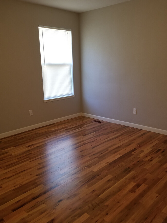 Building Photo - Remodeled 4 Bedroom 2 bath, NW Corvallis