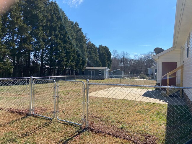 Building Photo - ~Cute 3-Bedroom home w/fenced backyard loc...