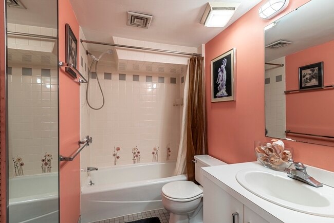 Building Photo - 54 Trowbridge St