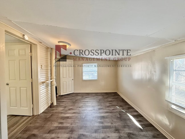 Building Photo - Bow St Triplex