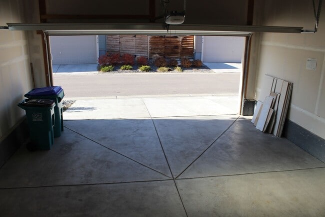Building Photo - Move-In Ready Townhome with Open Space Vie...