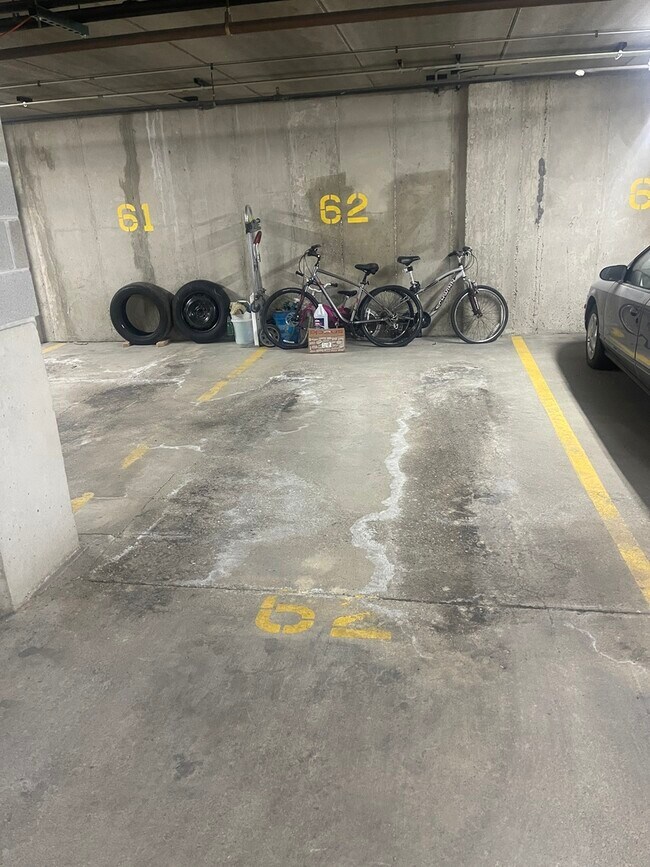 Building Photo - 6400 N Northwest Hwy