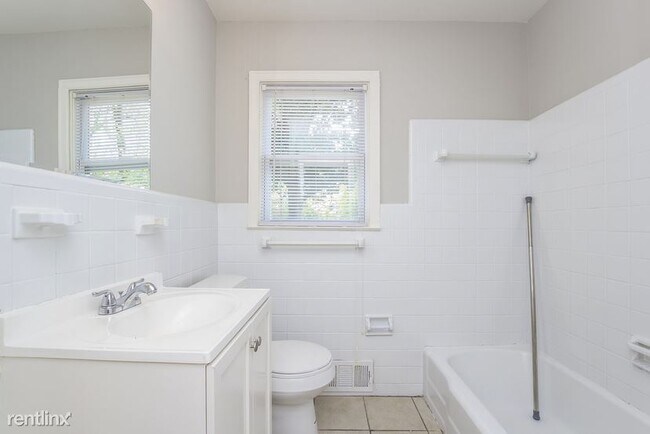 Building Photo - 3 br, 1 bath House - 3235 Bluebird Ln
