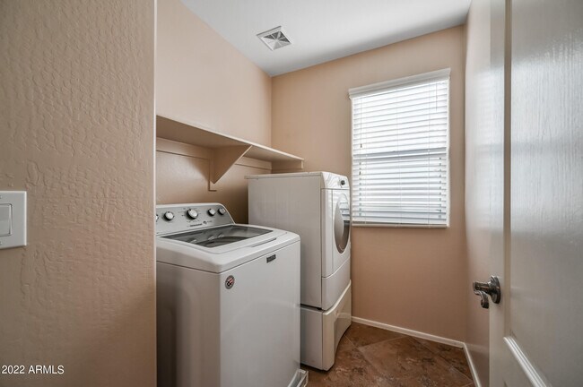 Building Photo - 2185 S Sanders Dr