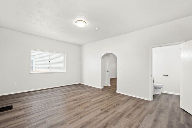 Building Photo - Stunning 4 bedroom in McKees Rocks availab...