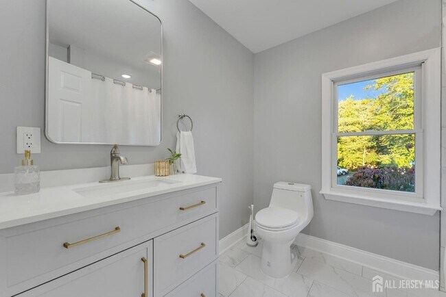 Building Photo - 15 N Main St