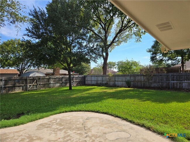 Building Photo - 772 Country Club Dr