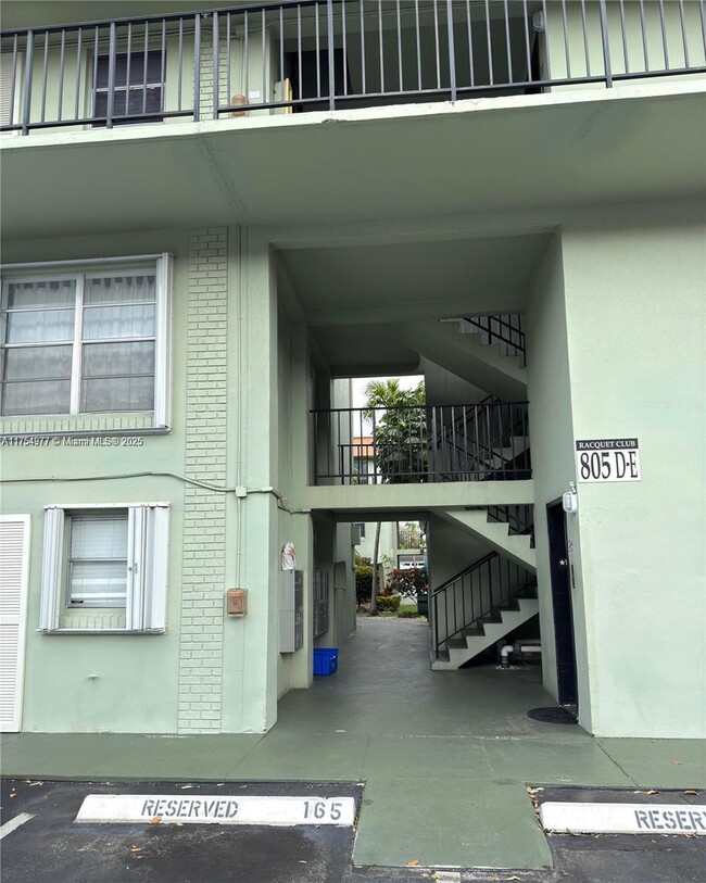 Building Photo - 805 W Oakland Park Blvd