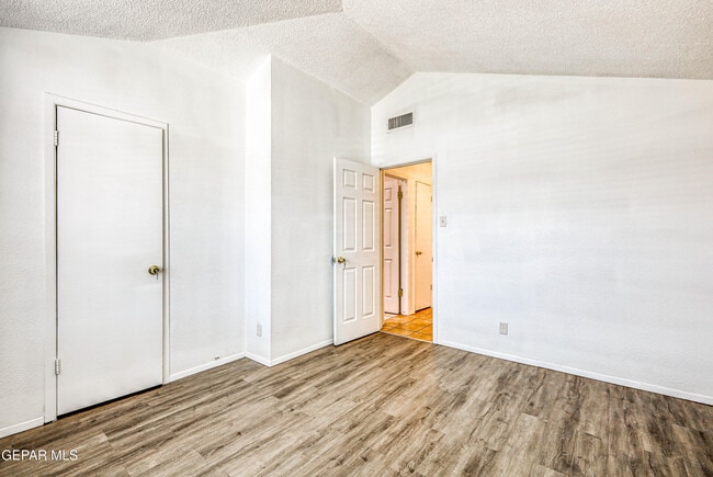 Building Photo - 630 White Cliffs Dr